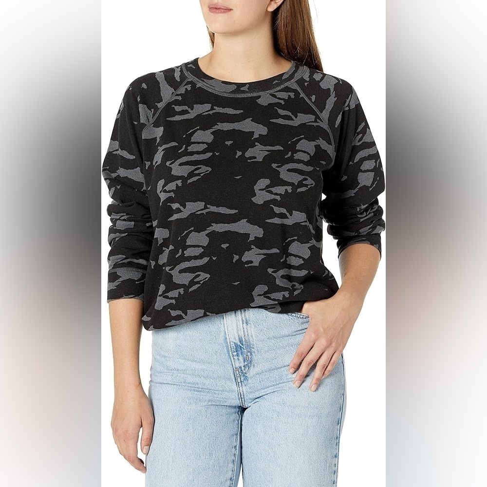 Monrow Two Tone Camo Vintage Raglan Sweatshirt Size‎ Medium